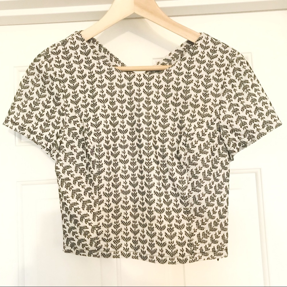 ❗️2/$10 Black & White Patterned Crop Top Blouse
